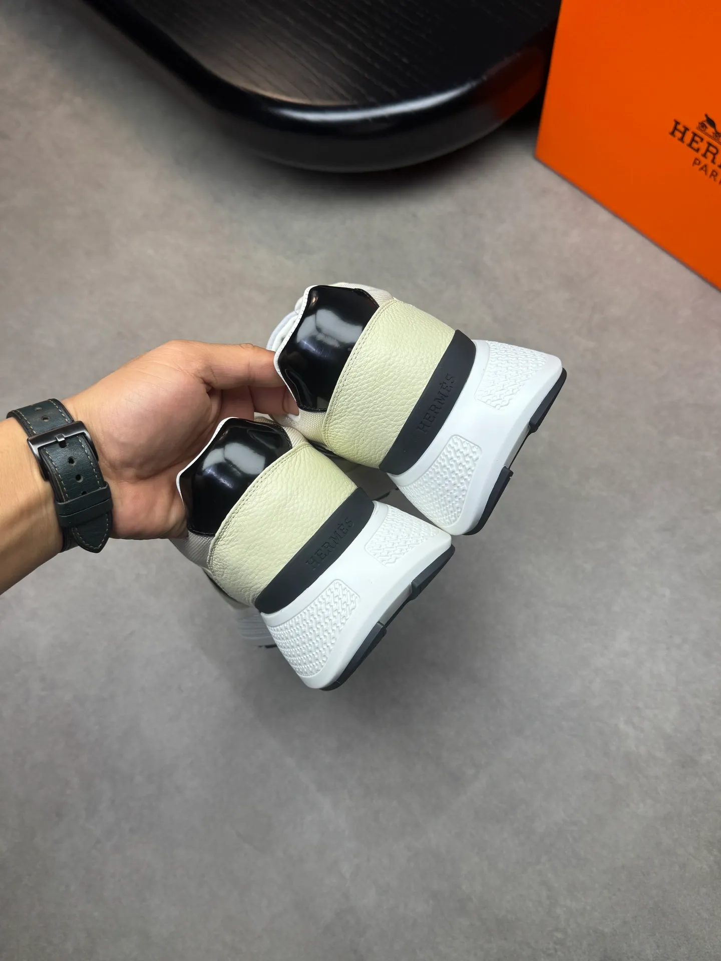 [HERMES] Hermès men's shoes 💰520💰 - high-end quality original items 🔍🔍🔍 casual sports shoes - upper: 🔝 pebbled calfskin, brand high mercerized canvas, body sewn with brand ´H´ totem, tongue brand logo cloth label - lining: water-dyed cowhide -Outsole: Ultra-light T men's shoes 💰U foam·rubber; two-color molded outsole -Ultra-high quality control·Fine workmanship: highlighted (high-end·luxury·grade) -Size: 39-44 (38, 45, can be customized)